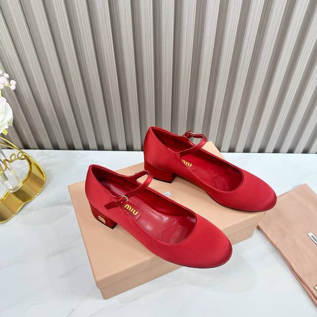 工厂 2024 新款新品 Miu Miu 全新超美装饰搭配,时尚淑女气质十足 双色拼接 又不乏美艳色彩,外侧附带弹力象巾 上脚非常方便意大利引进的原版楦头是最新